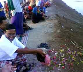 Tabur Bunga & Ziarah Kubur Warga Korban Lumpur