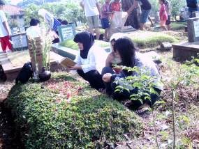 Aneka Profesi Sampingan di Pemakaman