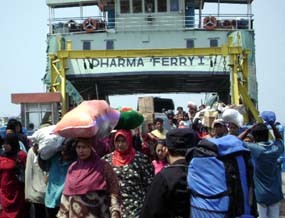 Sehari Jelang Puasa, Pemudik Menyemut di Ujung-Kamal