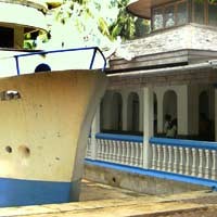Masjid Perahu, si Unik di Belakang Belantara Beton