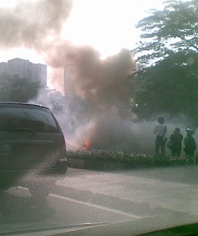 Mercy Tua Terbakar di Bawah Semanggi, Sudirman Macet