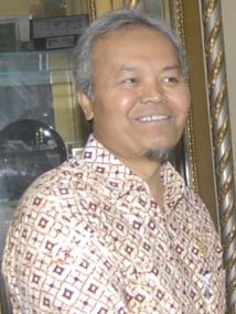 Telat Datang, Hidayat Nur Wahid Duduk di Barisan Belakang