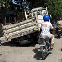 Truk Terperosok, Lalin Jalan Ngagel Tersendat