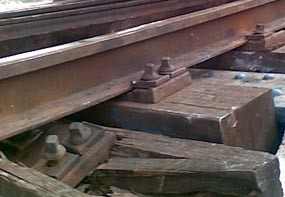 Dekati Arus Mudik, Baut Rel KA Diremajakan