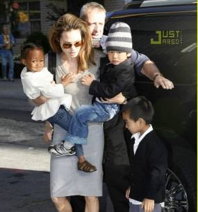 Angelina Jolie Depresi Pasca Melahirkan Kembar?