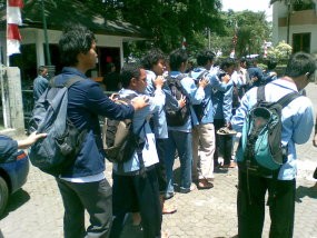 Usai Geruduk Pertamina, Mahasiswa Berjalan Mundur