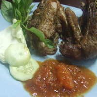 Mau Bebek Goreng Ali? Antre Dong!