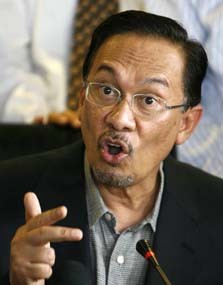 Listrik Padam Usik Orasi Anwar Ibrahim di Silaturahmi ICMI