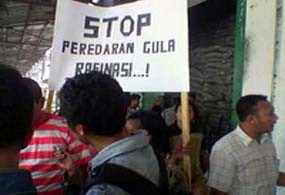 Gudang Gula Rafinasi di Makassar Disegel