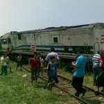 Sisa Gerbong Dievakuasi Sore