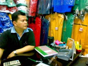 Penjual Atribut Parpol di Pasar Senen Beromset Rp 10 Juta per Hari