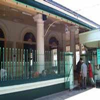 Puasa, Masjid Ampel Jadi Tempat Rehat Peziarah
