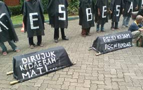 5 Keranda Korban Jamkesmas Diusung ke Depkes