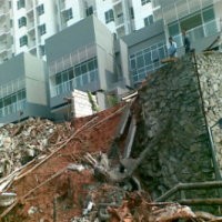 Tembok Apartemen Essence Roboh, Jl Damai Ujung Ditutup