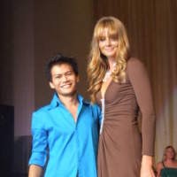 Mereka Berlenggak-lenggok di Catwalk