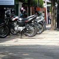 Trotoar di Surabaya Marak Jadi Lahan Parkir