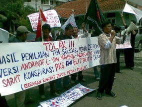 Massa dari Depok Satroni KPU Jabar