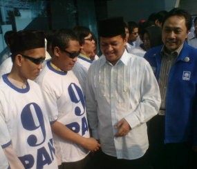 Luncurkan PAN 9, Soetrisno Bachir Cuap-cuap di Parkiran Mobil