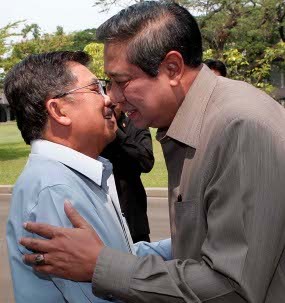 Wapres JK, Menteri, dan Pejabat Istana Salami SBY