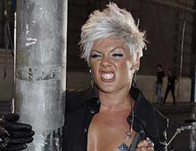 Pink Pamer Dada Jelang Naik Panggung MTV