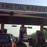 Ban Meletus, Truk Muat Kardus Kue Terguling di Tol 24.300