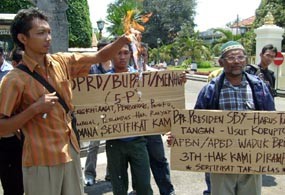 Puluhan Warga Madiun Demo di Pendopo Bupati