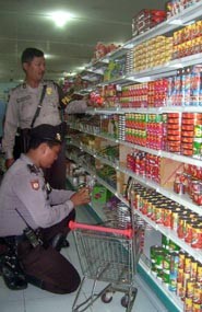 Polisi Razia Mamin di Supermarket Banyuwangi