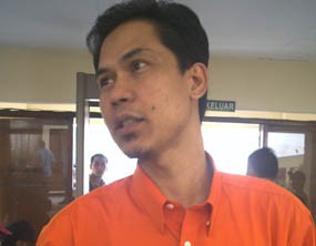 Jenguk Istri dan Anak, Munarman Keluar dari Sel Polda