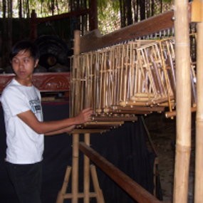 Anak Punk di Bandung Pun Bermain Bambu