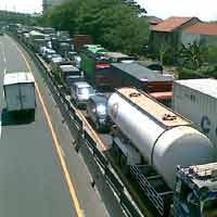 Truk Trailer Masuk Angin, Tol Perak-Satelit Macet 1 Km