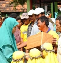 Murid TK Bagi Bingkisan untuk Duafa