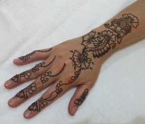 Tangan lebih Sedap Dipandang Dengan Mehndi 