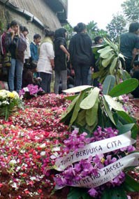 5 Jenazah Korban Dimakamkan, Keluarga Sempoyongan