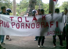 Tolak RUU Pornografi, Mahasiswa Bali Minta Anggota DPRD Buka Baju