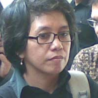 Suciwati Bersitegang dengan Desmond J Mahesa