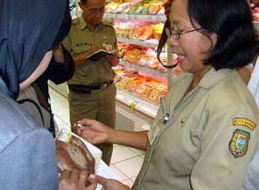 Razia, Petugas Temukan Daging & Telur Busuk