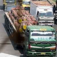Kendaraan Berat Padati Pantura Jateng