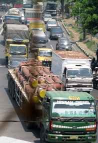 Kendaraan Berat Padati Pantura Jateng
