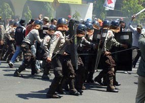 Tuntut KPU Dibubarkan, Pengunjuk Rasa & Polisi Bentrok