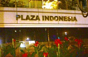 Mobil Olah TKP dan Puslabfor Masih Parkir di Plaza Indonesia