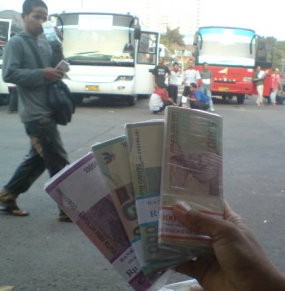 Jelang Lebaran, Penjaja Uang Pecahan di Lebak Bulus Marak