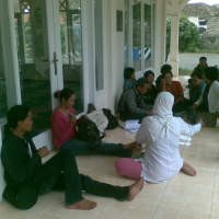 Diancam Dibunuh, Para Kolektor Memilih Tidur di Masjid