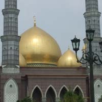 Kemilau Masjid Kubah Emas Depok