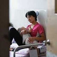 Wanita Iklankan Jasa Menyusui di Internet