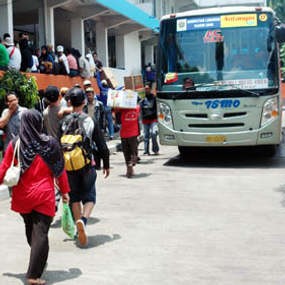 Pengemudi Bus AKAP Dites Urine di Terminal Lebak Bulus 