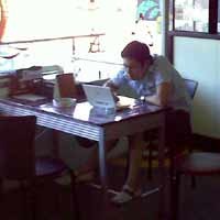 Nyalon Mobil Sambil Ngenet