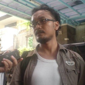 Buku Bergambar Gus Dur di Tas Anggota AKKBB