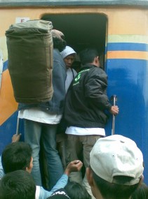 Ratusan Penumpang KA Rela 6 Jam Tunggu Kereta