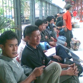 Ribuan Pemudik Padati Stasiun Senen