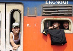 Ribuan Pemudik Padati Stasiun Senen